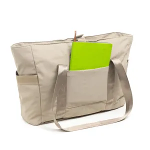 Sac cabas femme léger vue détail, sac à épaule beige décontracté avec poche avant.