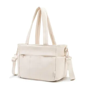 Vue détaillée du sac à déjeuner isolé léger, cabas duveteux avec sangle réglable.