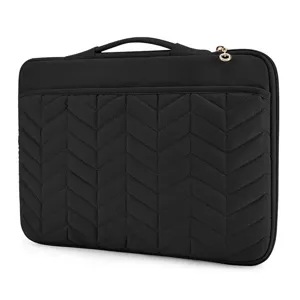 Nahaufnahme einer schwarzen gesteppten Laptoptasche mit praktischem Griff und Reißverschluss.