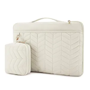 Gesteppte Laptoptasche Detail mit Griff und passender Tasche, elegantes beiges Design Büro.