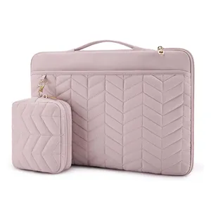 Rosa gesteppte Laptoptasche mit Griff und passender kleiner Tasche für tragbaren Computer.
