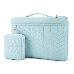 Detailansicht der hellblauen, gesteppten Laptoptasche mit passender Tasche und Griff.