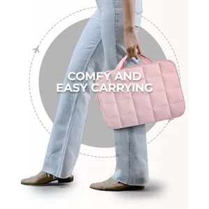 Vista detallada de una elegante funda para portátil acolchada rosa llevada con protección.