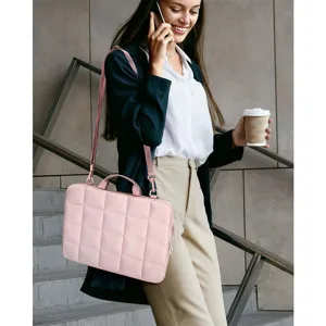 Bolso rosa para portátil acolchado en detalle con práctica asa y correa en exterior.