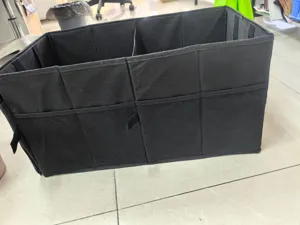 Opvouwbare kofferbak organizer detail, grote zwarte opbergdoos met handige netvakken erin.