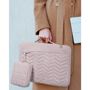 Detailansicht der rosa gesteppten Laptoptasche mit Tragegriff und passender Tasche für den Alltag.