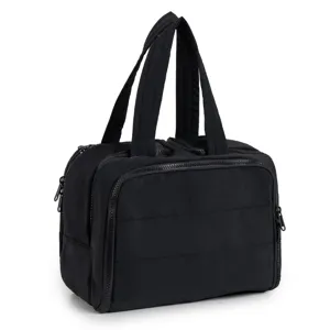 Gros plan de la trousse de toilette noire matelassée avec un tissu doux et une fermeture éclair.