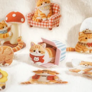 Gros plan détail d'autocollants de chats orange mignons, style feutre duveteux pour bricolage.
