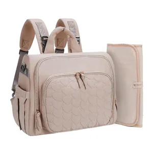 Beige gesteppter Herz Windelrucksack mit Wickelunterlage, vielseitige Babytasche für unterwegs.