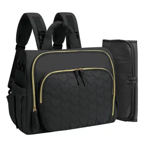 Schwarzer Wickelrucksack mit Herz-Stepptasche und praktischer Wickelunterlage für Mütter