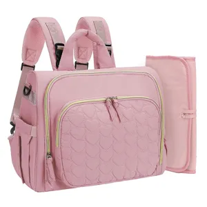 Nahaufnahme Detailansicht des rosa gesteppten Herz-Wickelrucksacks mit tragbarer Wickelauflage.