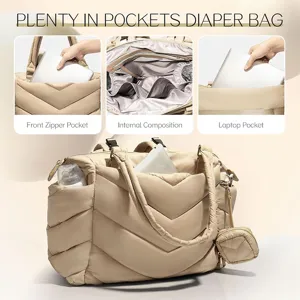 Detaillierte Ansicht der beigen Wickeltasche mit mehreren funktionalen Fächern.