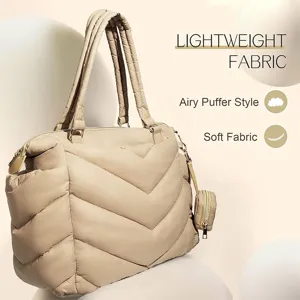 Leichte, beige Stepptasche im Puffer-Stil, modisches Design mit weichem Stoff und kleinem Etui.