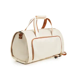 Detailaufnahme der beigen Reisetasche mit strapazierfähigem Stoff und stabilen Reißverschlüssen.