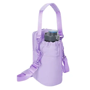 Dettaglio della borsa per bottiglia d'acqua con cinghia viola regolabile e cordino.