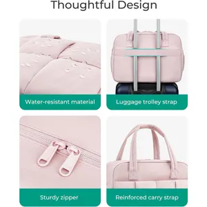 Detalle de bolsa de viaje rosa con material impermeable, cremalleras resistentes y correas.