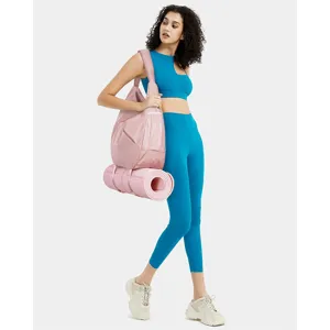 Detailansicht der rosa Damen-Sporttasche mit Yogamattengestell und praktischen Tragegurten.