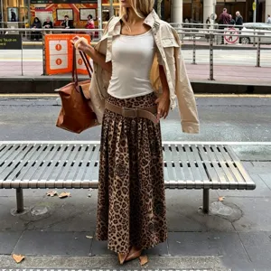 Jupe longue chic à imprimé léopard et roses, jupe maxi style streetwear pour femmes.