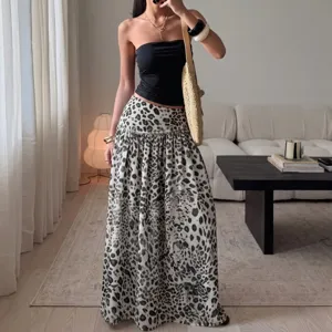 Ensemble jupe longue imprimé léopard et haut bandeau noir pour femmes look urbain
