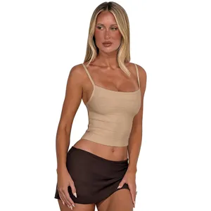 Λεπτομερής εικόνα από μοντέζo γυναικείο crop top μονόχρωμο με τετράγωνο λαιμό και ανοιχτή πλάτη.