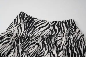 Vue de détail de longue jupe imprimé zèbre, taille haute style urbain plissé mode femme.