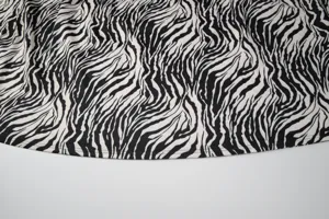 Vue detaillee de jupe longue imprime zebre, montrant la texture douce et la qualite de couture.