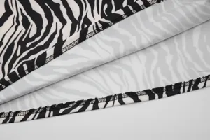 Gros plan detaille sur un tissu souple avec un joli motif zèbre et des coutures propres.