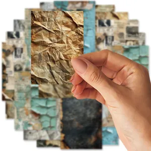 Nahaufnahme zeigt die feine Textur von zerknittertem Vintage Scrapbook Papier für Bastelarbeiten.