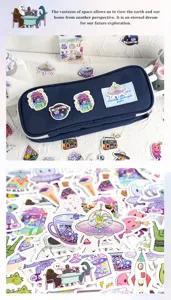 Vue de détail de la trousse en toile avec des stickers spatiaux et un grand set de stickers.