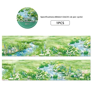 Dettaglio nastro washi decorativo con paesaggio naturale e motivi floreali per diario fai da te.