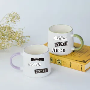 Keramik Kaffeetasse mit künstlerischem Etikettendruck, bunter Henkel, ideal für den Alltag.