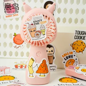 Mini ventilateur portable rose avec des oreilles de chat et de jolies étiquettes.