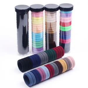 Dettaglio di elastici per capelli colorati senza cuciture, tessuto elastico e tinte.