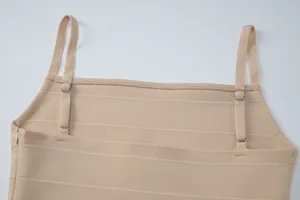 Λεπτομερής όψη nude bandage τοπ, με διπλά λεπτά λουράκια και ρυθμιζόμενους μεταλλικούς κρίκους.
