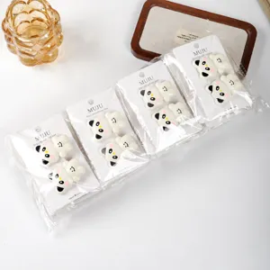 Vue détaillée de pinces à cheveux panda mignonnes, jolies épingles de dessin animé pour filles.