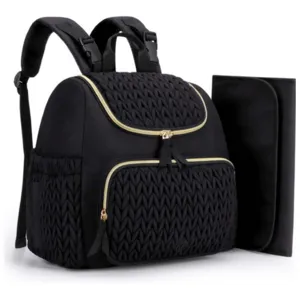 Multifunktionaler Wickelrucksack aus Steppstoff mit Wickelunterlage und goldenen Reißverschlüssen.