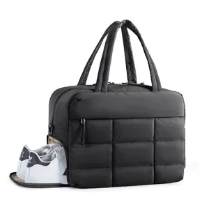 Vista detallada de la bolsa de viaje acolchada negra con práctico compartimento lateral para zapatos