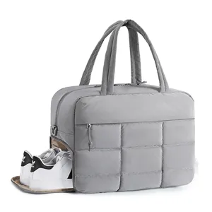 Bolsa de viaje acolchada con compartimento inferior separado para zapatos y asas suaves.