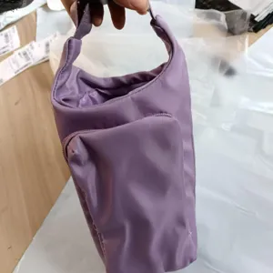 Borsa copri bottiglia d'acqua in twill viola con comoda tasca frontale e tracolla.