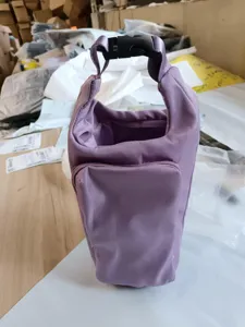 Borsa isolata per bottiglia d'acqua viola con manico a fibbia e tasca frontale.
