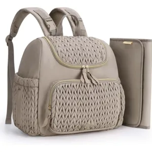 Detailansicht des multifunktionalen gesteppten Wickelrucksacks mit goldenen Reißverschlüssen.
