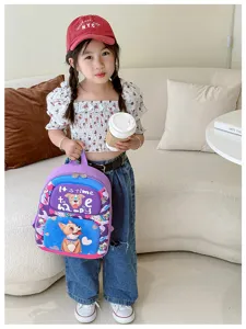 Mochila escolar infantil rígida de dibujos animados ligera para viajes diarios.