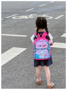 Mochila escolar infantil de elefante de dibujos animados detalle de escena exterior uso diario.