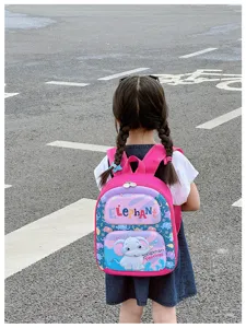 Vista detallada de la bonita mochila infantil con elefante, diseño rosa, uso diario práctico.