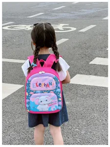 Vista trasera detallada de la linda mochila escolar rígida infantil de elefante animado.