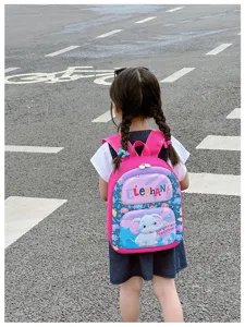 Vista detallada de la bonita mochila escolar rígida para niños con elefante, muy práctica.