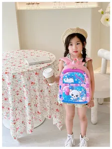 Vista detallada de la bonita mochila rosa para niños con diseño de gato y cómodas correas.