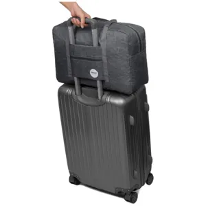 Sac de voyage gris pliable bagage cabine avec sangle de fixation pour valise avion.
