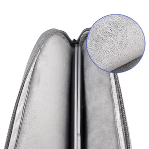Dettaglio della fodera in peluche della custodia, interno in morbido velluto per laptop.