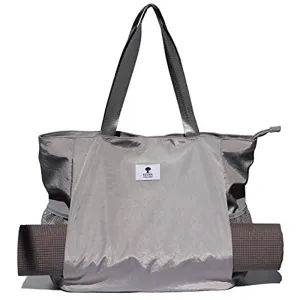 Sac de sport yoga gris détail montrant le logo frontal et le porte-tapis inférieur.